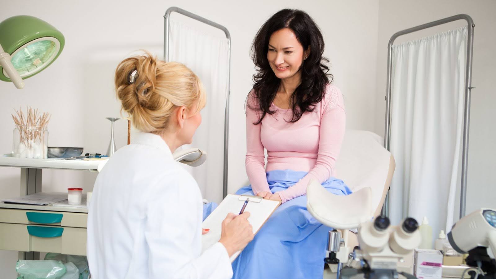 Боль внизу живота у женщин: репродуктивные причины и риски для здоровья