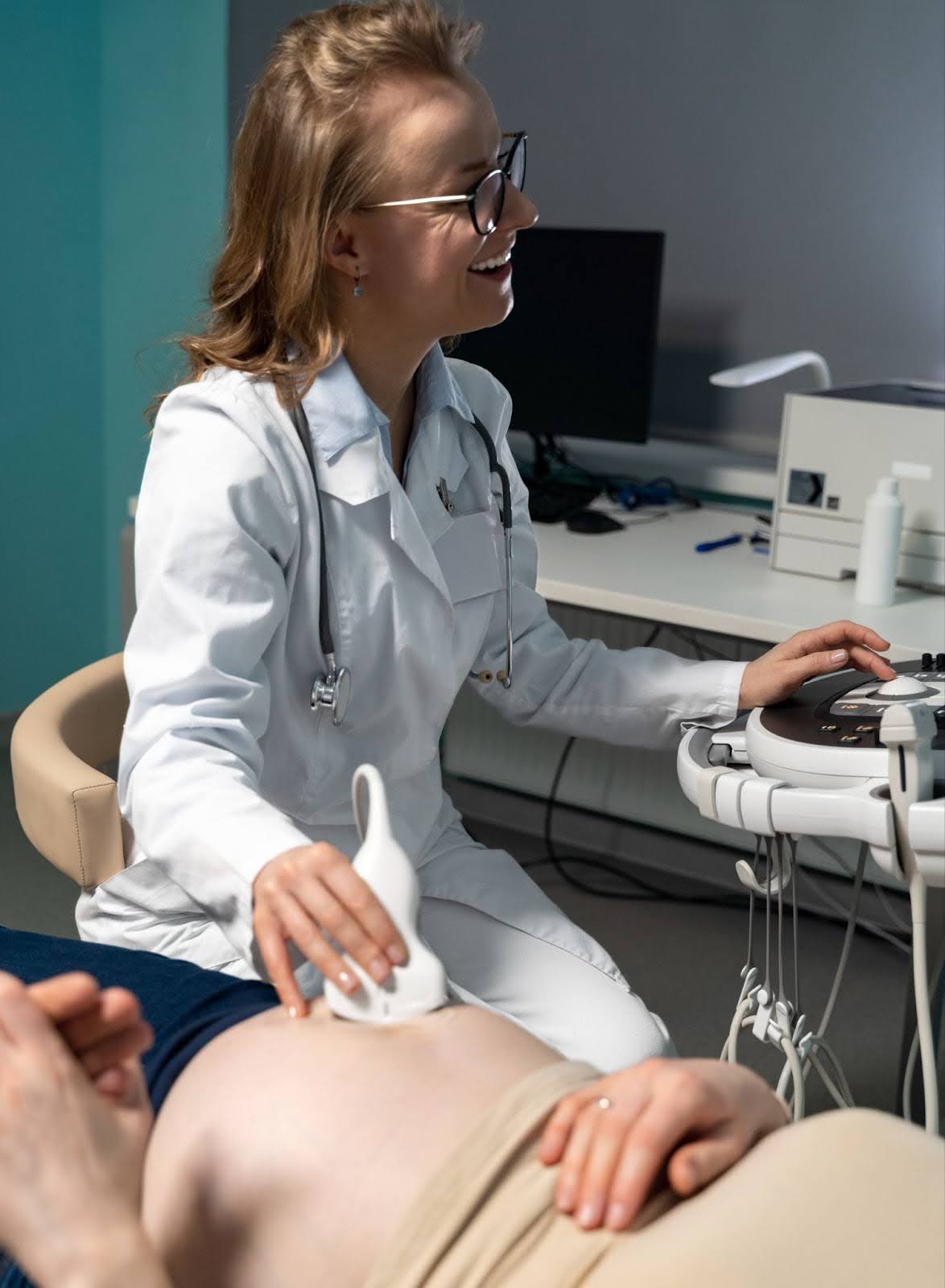 Боль внизу живота у женщин: репродуктивные причины и риски для здоровья